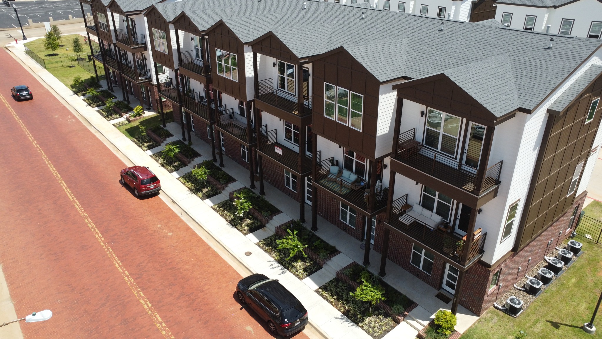 West Oak Townhomes - Atlas Pinnacle Pristine Shingle in Tyler, TX